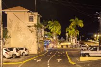 A Schoelcher street at night