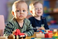 Deux petits enfants avec des jouets