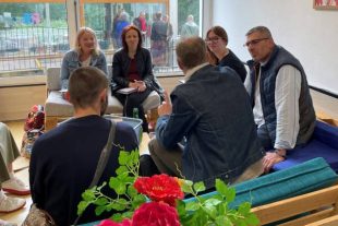Premiers échanges entre étudiants de l'IRTS de Lorraine et représentants de l'association Arélia lors de la troisième édition des prix « Innovons pour l’inclusion »