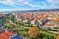 Selon les analyses menées par UpFactor sur les documents d'urbanisme, 10 % des bâtiments pourraient potentiellement 
être surélevés, comme ici à Nice (Alpes-Maritimes).