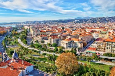 Selon les analyses menées par UpFactor sur les documents d'urbanisme, 10 % des bâtiments pourraient potentiellement 
être surélevés, comme ici à Nice (Alpes-Maritimes).