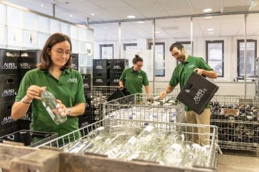 La société coopérative Alpes Consigne récupère et lave les bouteilles en verre étiquetées « Rapportez-moi ! ». Au total, 
150 000 bouteilles ont été réemployées en 2023 contre 50 000 en 2022.