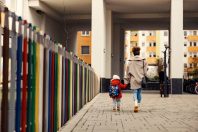 Parent et enfant allant à l'école
