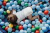 Un petit enfant dans une piscine à balles