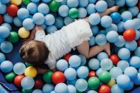 Un petit enfant dans une piscine à balles