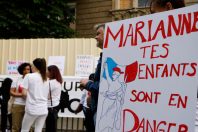 Le Comité de vigilance des enfants placés s'est mobilisé le 7 mai 2024 devant l'Assemblée Nationale.
