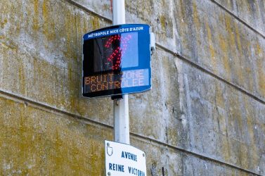 En 2021, la métropole Nice Côte d'Azur (Alpes-Maritimes) a installé onze afficheurs pédagogiques de bruit à Nice. 
Ils ont permis de réduire de près de 30 % le nombre de pics de bruit entre juillet et décembre 2021.