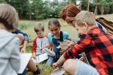 Des élèves en cours en plein air