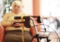 Une personne âgée qui se repose
