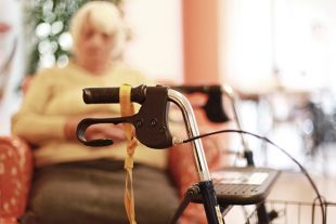 Une personne âgée qui se repose