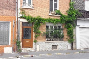 Dans la Marne, les Rémois, en participant à la végétalisation de leurs façades, contribuent au projet « Reims nature » 
lancé par la ville.