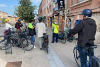 Lors d'une déambulation à vélo, agents, élus et directeur des projets de transition échangent sur les améliorations à apporter sur le terrain.