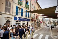 Sur un axe passant trop étroit pour planter des arbres, la ville a installé des ombrières, qui, selon elle, font fortement baisser la température en plein été.
