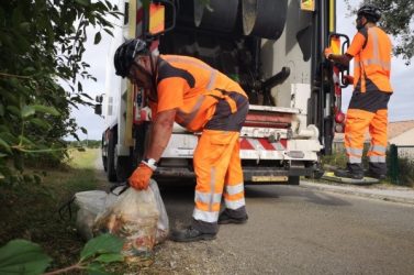 L’utilisation de sacs-poubelles transparents pour la collecte des ordures ménagères vise à améliorer
le recyclage des déchets.