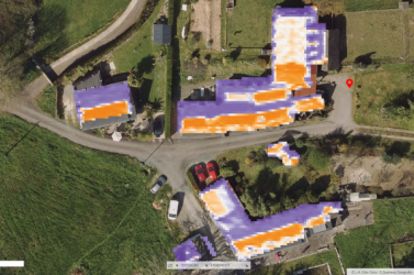 Extrait du cadastre solaire du Sydela. « Cadastre mutualisé à l’échelle du département par le
syndicat d’énergie de Loire-Atlantique (Sydela) : en violet, les parties de toitures non favorables,
en orange, les parties favorables, d’autant plus que la couleur est foncée ».