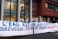 Le 9 décembre 2024 à Evry-Courcouronnes, la Coordination Eau Ile-de-France manifeste en demandant le refus de l'accord proposé par Suez au syndicat Eau du Sud francilien