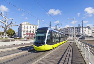 Un tramway, une école, une déchetterie … Chaque jour, Sfil finance l’essentiel.