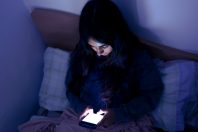 Avec les téléphones portables surviennent de nouveaux risques pour les adolescents.