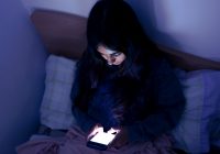 Avec les téléphones portables surviennent de nouveaux risques pour les adolescents.