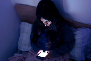 Avec les téléphones portables surviennent de nouveaux risques pour les adolescents.