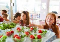 Des élèves qui mangent à la cantine