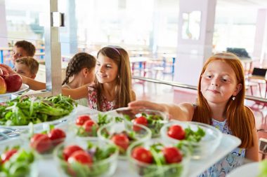 Des élèves qui mangent à la cantine