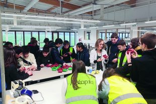 Le parcours crée un lien entre établissements scolaires et entreprises afin d’apporter aux jeunes un éclairage sur leur futur choix professionnel.