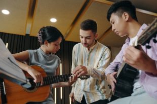 enseignement-musique-DragonImages-AdobeStock_973121528