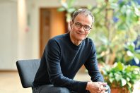 Eric Charmes, sociologue spécialiste de l'urbanisme et de l'aménagement, chercheur en études urbaines à l'Université de Lyon, directeur de recherches et directeur du laboratoire RIVES (Recherches Interdisciplinaires Ville, Espace, Société) à l'ENTP (Ecole nationale des travaux publics) de Vaulx en Velin (69) et auteur de plusieurs ouvrages