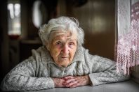 Une dame très agée, à son domicile