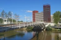 Livrée début 2024, la passerelle du village olympique relie L'Île-Saint-Denis à Saint-Denis (Seine-Saint-Denis).