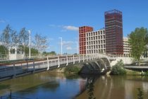 Livrée début 2024, la passerelle du village olympique relie L'Île-Saint-Denis à Saint-Denis (Seine-Saint-Denis).