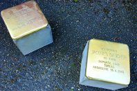 Les pavés (10 cm de côté, avec partie supérieure en laiton) à la mémoire de Roger Gaucher et son fils Jacques Gaucher, résistants, déportés et assassinés par les nazis, avant leur pose devant leur domicile de Fontenay-sous-Bois.