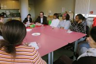 Ateliers, conférences ou « cafés partage », comme ici à Sèvres avec des Atsem, sont quelques solutions mises en place par les collectivités.