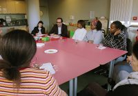 Ateliers, conférences ou « cafés partage », comme ici à Sèvres avec des Atsem, sont quelques solutions mises en place par les collectivités.