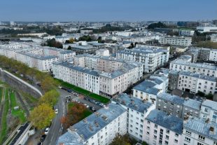 L'îlot Jean-Moulin fait partie des ïlots d'habitation sélectionnés pour servir de modèle de réhabilitation dans le cadre
du projet Siamorphose de Brest Métropole (Finistère). Ci-dessous, la projection architecturale établie par AIA.