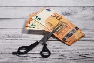 Argent euro dollar change echange banque  monnaie ciseaux coiffeur