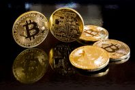 Cryptomonnaies : Bitcoins sur fond sombre brillant, avec reflets