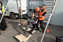 L’atelier « chutes de plain-pied » permet aux participants
retenus par un harnais de ressentir les sensations
de chute et d’apprendre à réagir correctement.