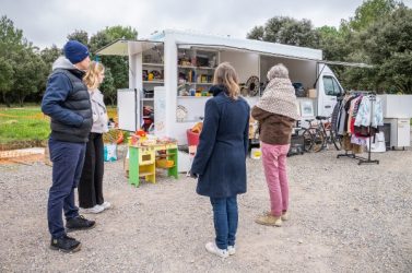 Le syndicat Pic & Étang et Suez ont mis en place une recyclerie mobile
pour encourager le réemploi et diminuer l'incinération des déchets.