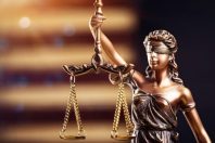 statue de la justice les yeux bandés qui tient une balance en ia. Justice aux yeux bandés