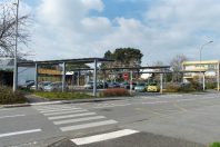 Vannes (Morbihan) développe des projets d’autoconsommation collective d’électricité produite par des panneaux
photovoltaïques, comme ici avec les ombrières installées sur le parking de la piscine de Kercado.