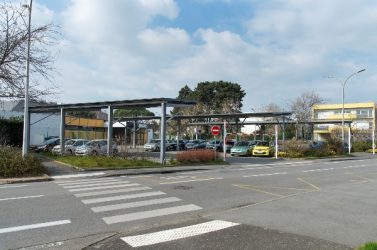 Vannes (Morbihan) développe des projets d’autoconsommation collective d’électricité produite par des panneaux
photovoltaïques, comme ici avec les ombrières installées sur le parking de la piscine de Kercado.