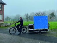 Pour faciliter la manutention, chaque remorque est dotée d’une rampe pliable. Elle peut transporter jusqu’à 250 kilos de charge utile.