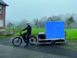 Pour faciliter la manutention, chaque remorque est dotée d’une rampe pliable. Elle peut transporter jusqu’à 250 kilos de charge utile.
