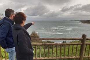 Caroline Sarrade et Nicolas Pépin surveillent les ouvrages de lutte contre la submersion marine.