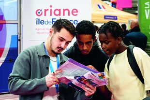 La région Ile-de-France  dispose de son propre portail d’accès «Trouver un stage en Ile-de-France», lui-même rattaché au site «oriane.info», qui propose plus de 10 000 offres, dont 800 destinées aux élèves de troisième et seconde.