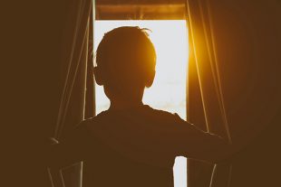 La lumière derrière le rideau
