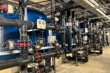 Les filtres biologiques (cuves bleues) contiennent les bactéries
qui digèrent la matière organique et les microrésidus de l’eau.