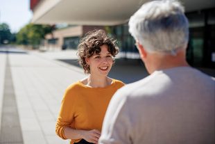 Une jeune agente échange des idées avec un agent aguerri